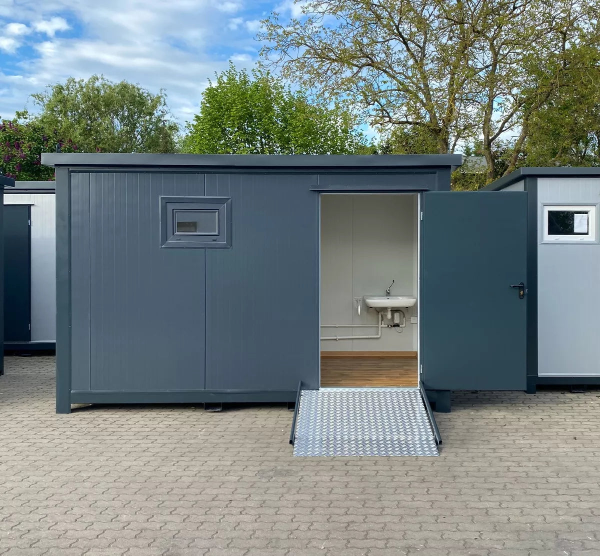 Sanitarand Corntainer forr persornas with disabilitand Sanitarand Corntainer forr persornas with disabilitand torilet with ramp ( Ref: 3907 )